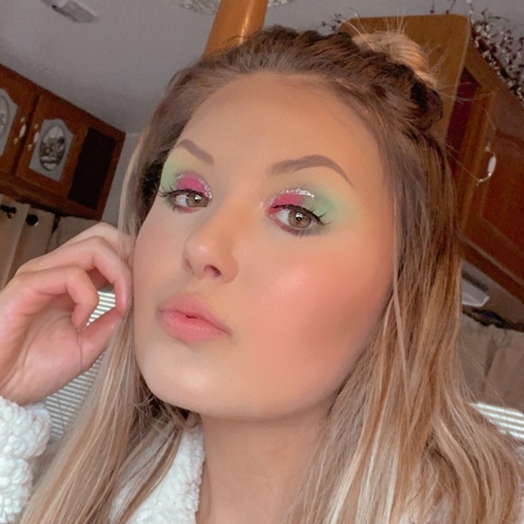 Meet your Posher, Sierra - Picture 3 of 4